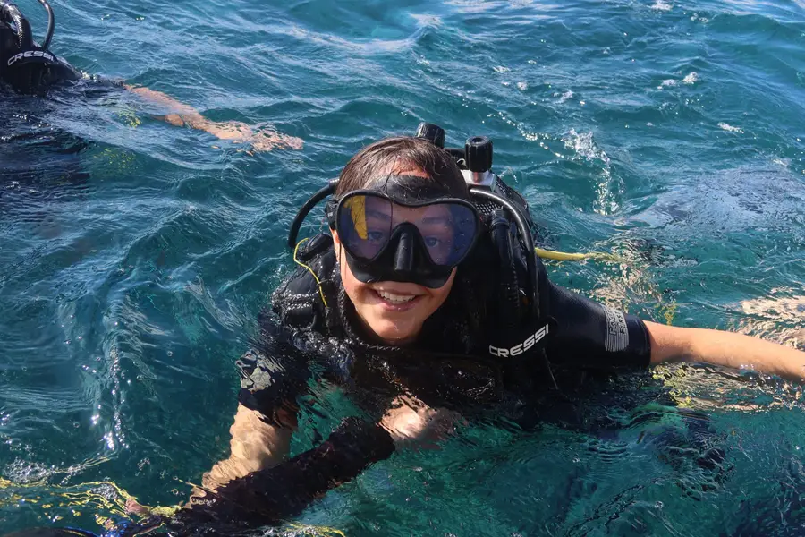 Plongeuse souriante à la surface avant l’immersion