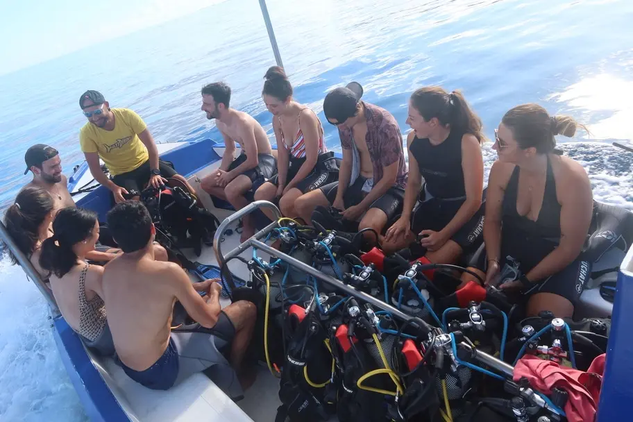 Briefing des élèves sur le bateau de Wulfy Diving avant la plongée