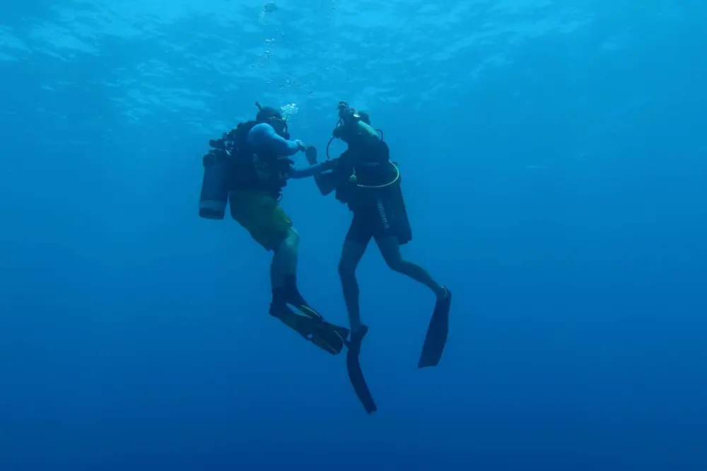 Moniteur et élève face à face pendant un exercice en pleine eau