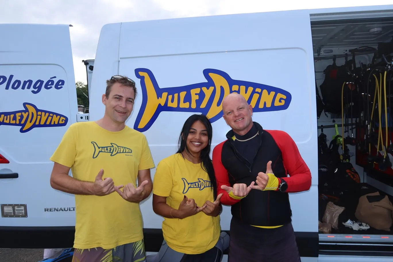L’équipe de Wulfy Diving devant les camionnettes du club
